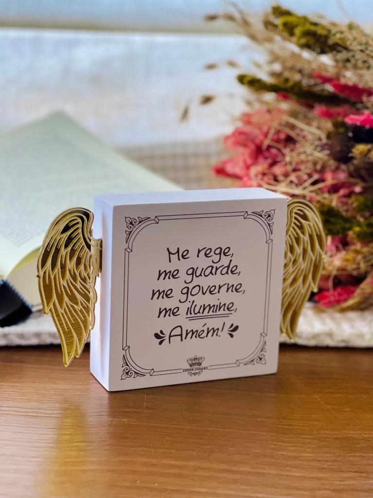 PLACA DE MESA COM ASAS DOURADAS ME REGE...FLORESCER 10X18