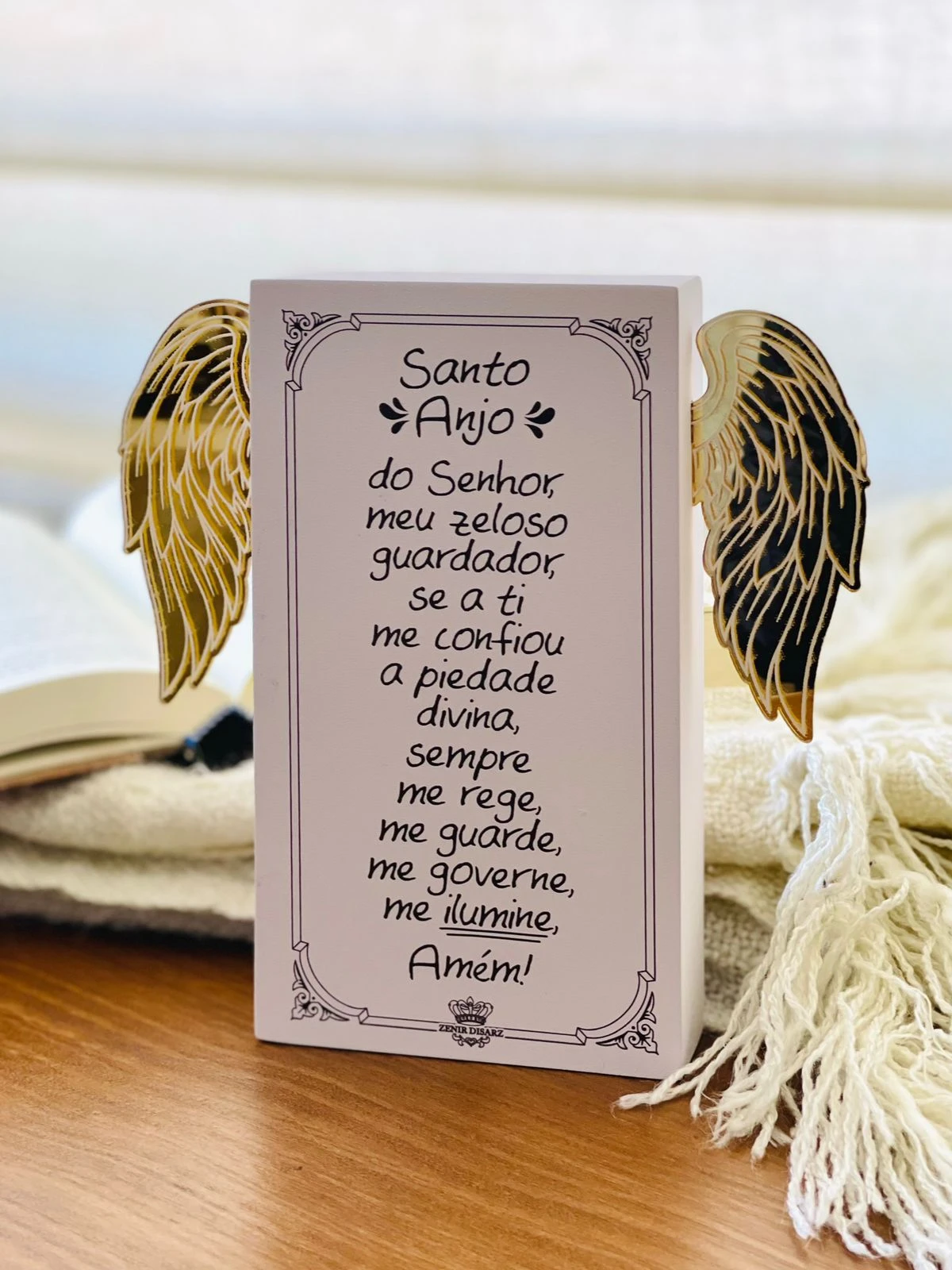 PLACA DE MESA COM ASAS DOURADAS SANTO ANJO...FLORESCER 18X20