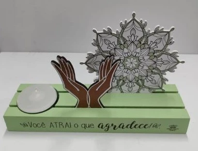 ENFEITE DE MESA COM VELA E PLACA VOCÊ ATRAI O QUE AGRADECE...BENÇÃO VERDE 13,5X21,5X6