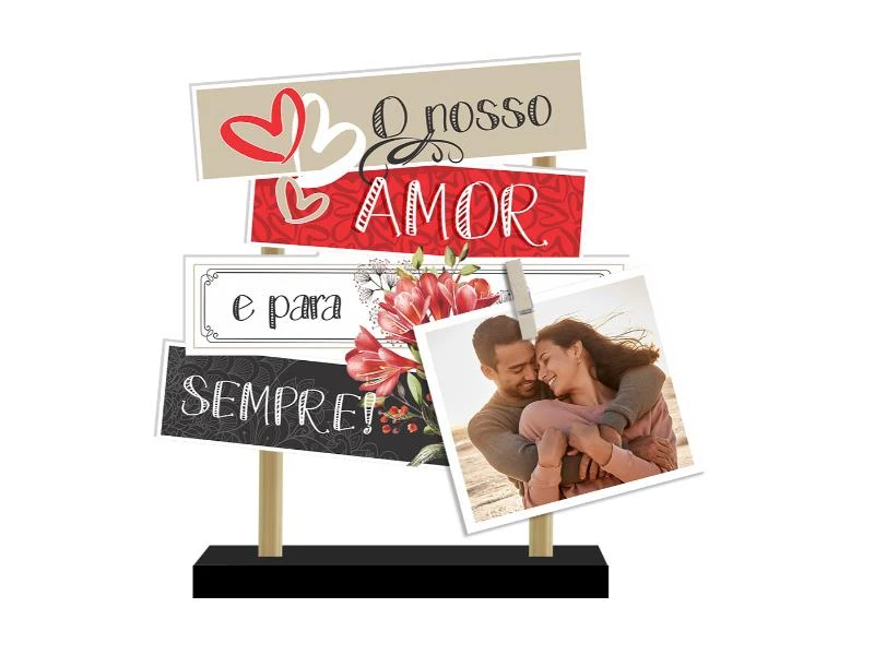 ENFEITE DE MESA COM PLAQUINHAS O NOSSO AMOR...21X19,5