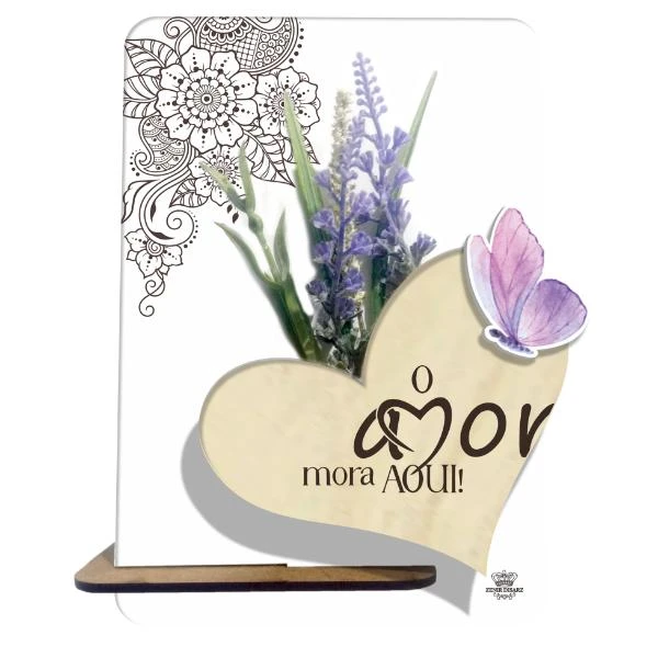 PLACA DE MESA COM APLIQUE O AMOR MORA AQUI... 20X15