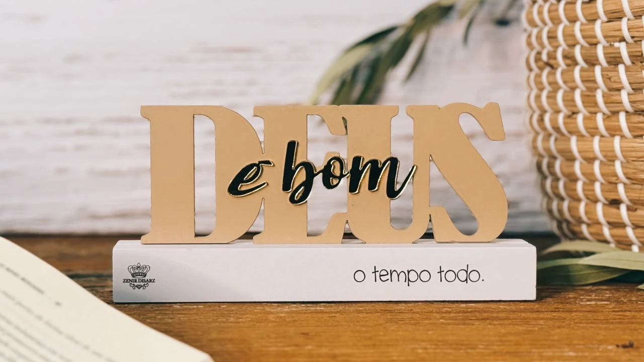 ENFEITE DE MESA COM APLIQUE DEUS É BOM 9X20X3,5
